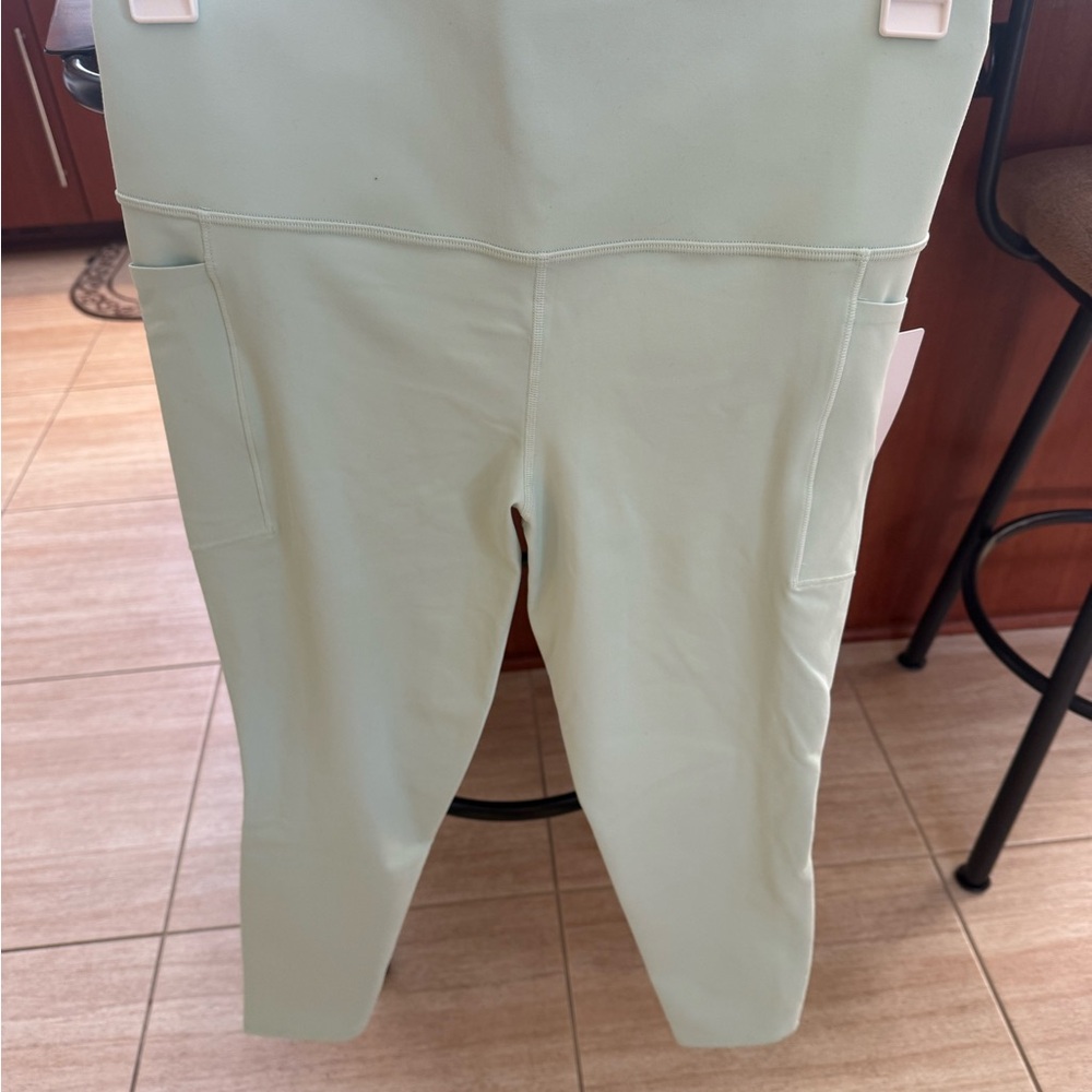 Athleta mint Green Leggings-NWT
Salutation stash W/pockets